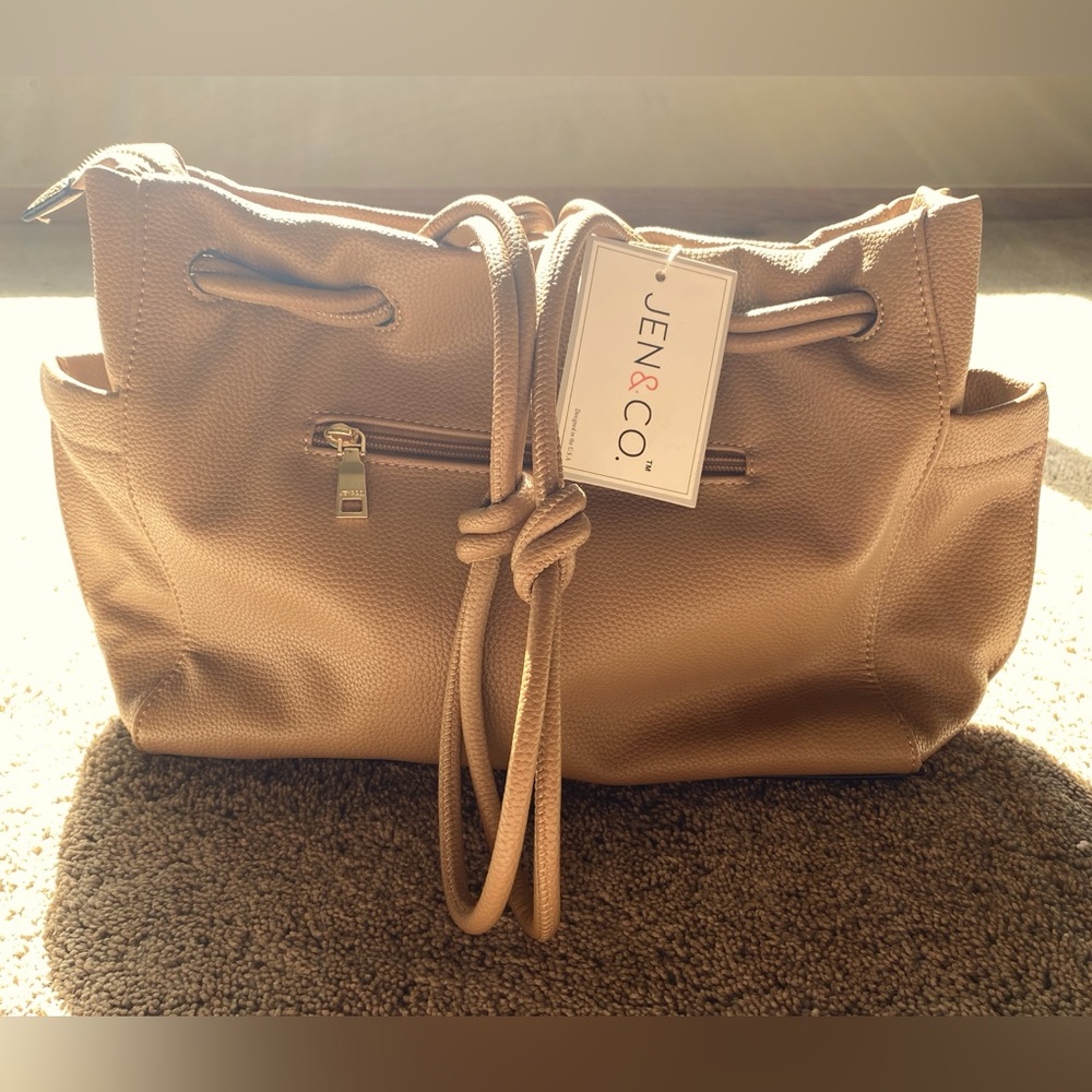 NEW 
KEN & CO. Vegan purse!
Designed in the USA